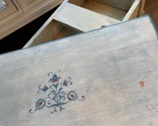Small French antique table with expandable top 