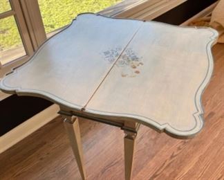 Small French antique table with expandable top 