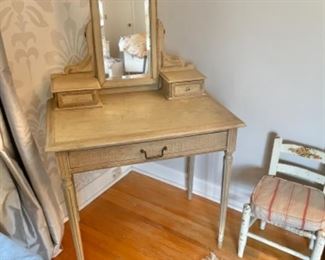 Small vintage vanity table 