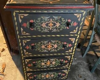Small set of drawers 