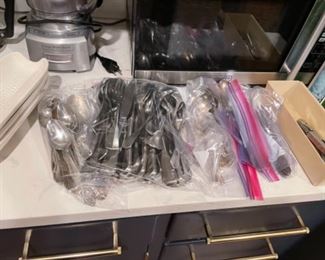 Silverware sets 