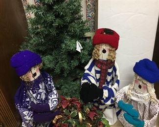 Christmas tree, carolers