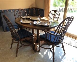 Table w/ 2 Leaves & Chairs
