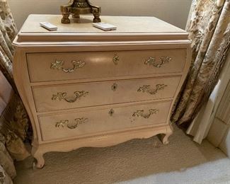 Henredon Set of two matching nightstands, as part of the five piece bedroom set