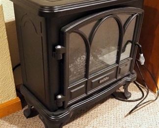 Duraflame Electric Fireplace Stove Heater, Model DFS-550-11, With Remote, Powers On, 23" x 21" x 10"