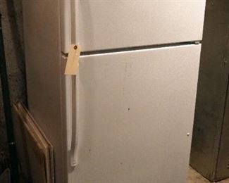 Whirlpool 14 Cubic Feet Refrigerator / Freezer, Model W4TXNWFWQ01, 63" x 28" x 31", Plugged In And Powered On