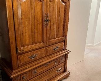 Oak chest of drawers
