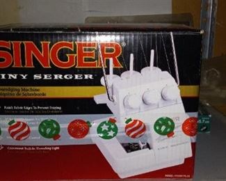 Small Singer Serger Sewing  Machine 