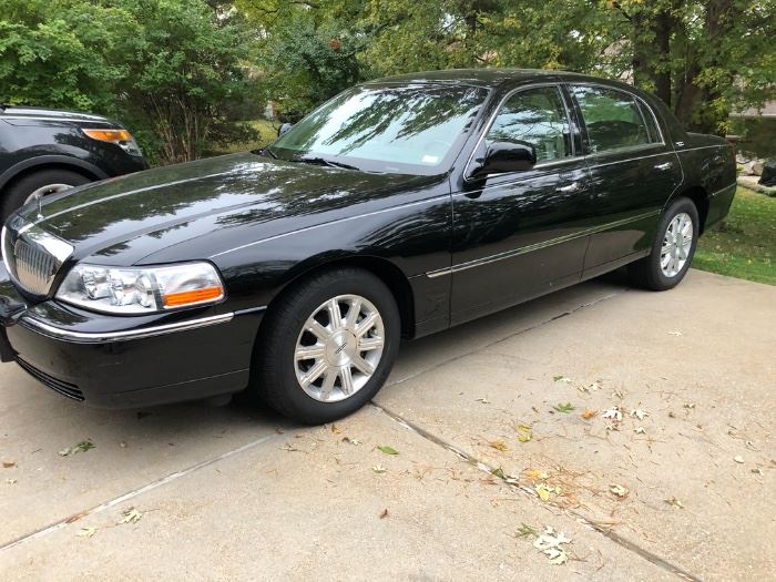 2009 LINCOLN TOWN CAR WITH 51,800 MILES