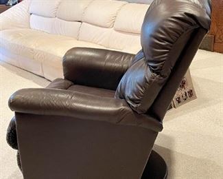Recliner / Lounge Chair (Photo 2 of 2)