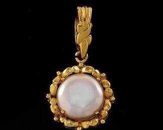 Ladies Button Pearl and Gold Pendant 