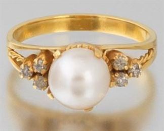 Ladies Gold and Pearl Ring 