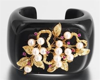 Large Carved Onyx Bracelet with Retro Gold, Pearl and Ruby Ornament 