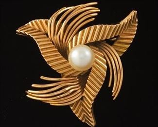 Retro Gold and Pearl Brooch 