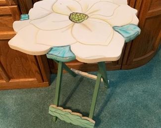 magnolia tv tray/folding table