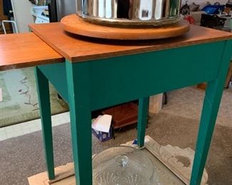 small table, cake plates