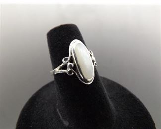 .925 Sterling Silver Mother of Pearl Cabochon Ring Size 5.75
