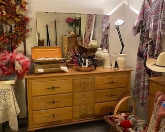 Vintage Ash Wood vanity dresser in amazing condition
