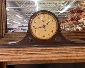 Vintage Mantle Clock (Works)