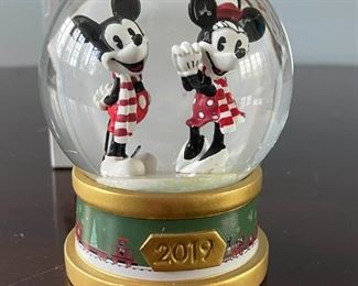 003 Mickey and Minnie Snow Globe II