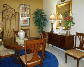 Round Pedestal Table with 6 Dining Chairs made by Harden