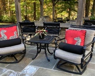 (2) FRONTGATE 'CARLISLE' SWIVEL CHAIRS WITH CUSHIONS, (1) SIDE TABLE