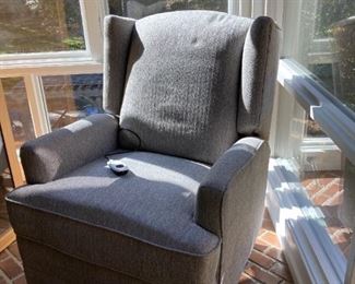 ELECTRIC RECLINER IN GRAY UPHOLSTERY
