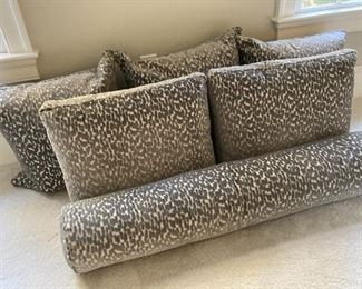 DESIGNER BEDDING/PILLOWS