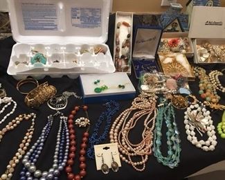 nice selection of assorted jewelry