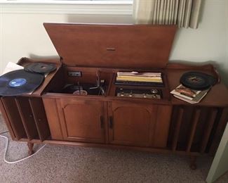 1960s maple zenith stereo player with vinyl records does play and in great condition
