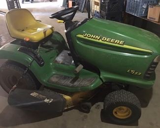 John Deere riding lawn tractor LT133 38 inch cut