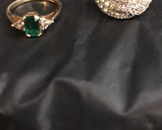 gold ring with emerald setting 