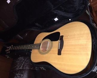 Fender Acoustic guitar in excellent condition with all strings and case inculded