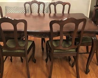 An additional lovely dining table & 6 chairs