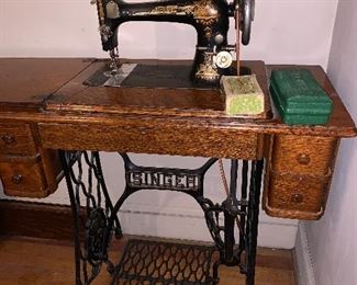 Singer Sewing Machine/Cabinet