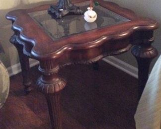 Beautiful 3pc wood with glass top
 2 End Tables with 
matching cocktail /coffee table 
Table measures : 48”x 31”
2 End Tables :  27”x 27”