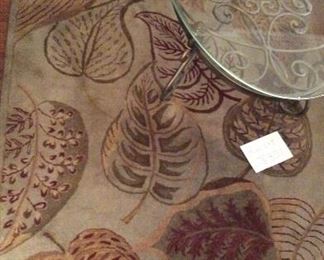 5’x8’ area rug with leaf design 