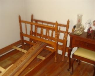Pair of Maple single beds, sewing machine