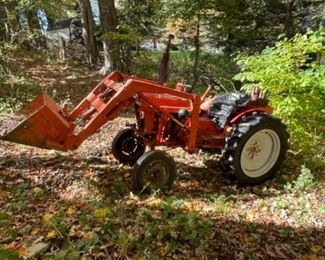 1970’s large frame Economy brand tractor with hydraulic bucket.