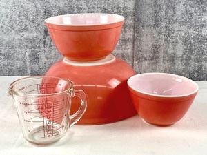 Vintage Pink Pyrex Nesting Bowls/ Mixing Bowls & Measuring cup 