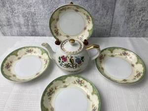 English Ellgreave Teapot & 4 Meito China Bowls