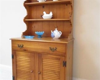 EARLY AMERICAN STYLE HUTCH