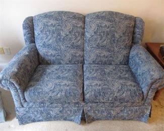 BLUE LINEN LOVESEAT