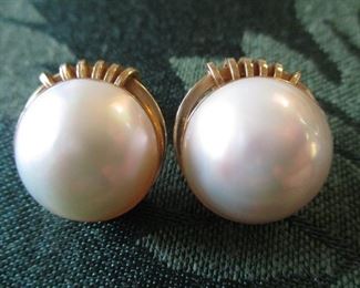 14KT GOLD MABE PEARL EARRINGS