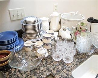 LOTS OF KITCHEN GOODS