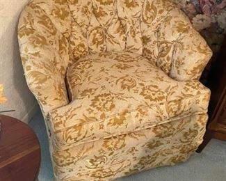 Vintage Tufted Chair
Good condition. 
Measures: 30” across x 31” deep x 18” tall to seat, 27” tall to back.
Must be able to move and load yourself.