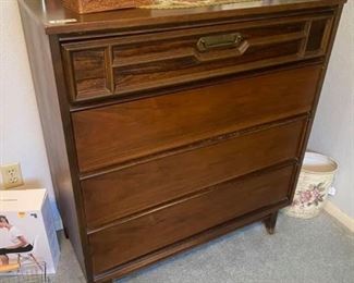 Vintage Bassett Mid Century Modern Dresser / Chest of Drawers
Good condition.
37” across x 18” deep x 41” tall
**We have the matching dresser & mirror and Full / double Headboard with frame for purchase as well.
Must be able to move and load yourself.