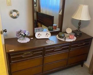 Vintage Bassett Mid Century Modern Dresser with Mirror
Great condition! 
64” long x 18” deep x 30” tall
Mirror adds an extra 41 1/2” tall.
Must be able to move and load yourself.