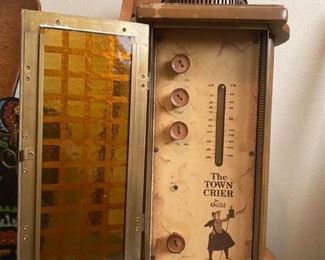 Vintage The Town Crier Tube Radio
EXCELLENT WORKING CONDITION!
10” x 10” x 20” tall.