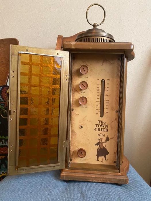 Vintage The Town Crier Tube Radio
EXCELLENT WORKING CONDITION!
10” x 10” x 20” tall.